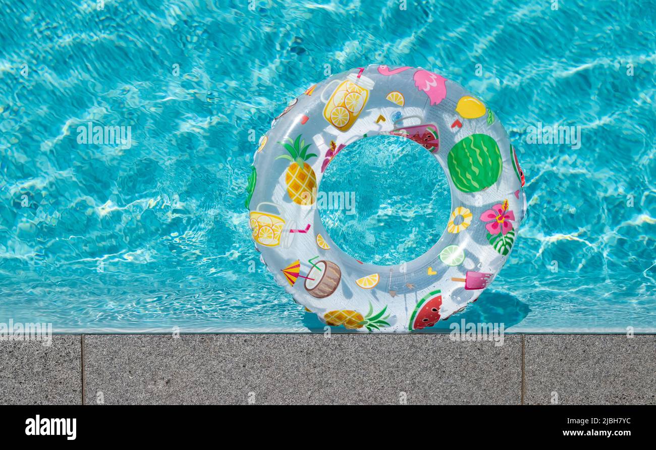 Tropischer Sommerpool und Erholungskonzept. Stockfoto
