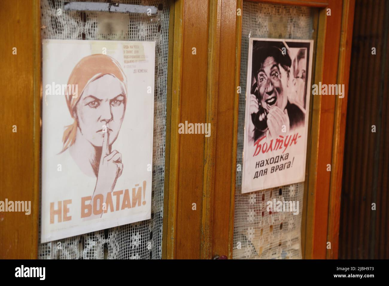 Plakate mit sowjetischer Propaganda: 'не болтай!' (Nicht plaudern!) Und 'Болтун - находка для врага!' (Eine Chatterbox ist ein echter Gewinn für den Feind!) Stockfoto