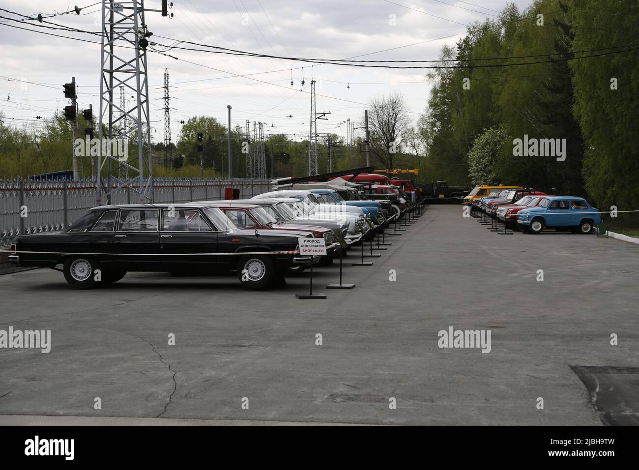 Historische Autos aus der Sowjetunion und Russland, geparkt auf dem Gelände des Museums für Eisenbahntechnologie Nowosibirsk, Sibirien, Russland Stockfoto