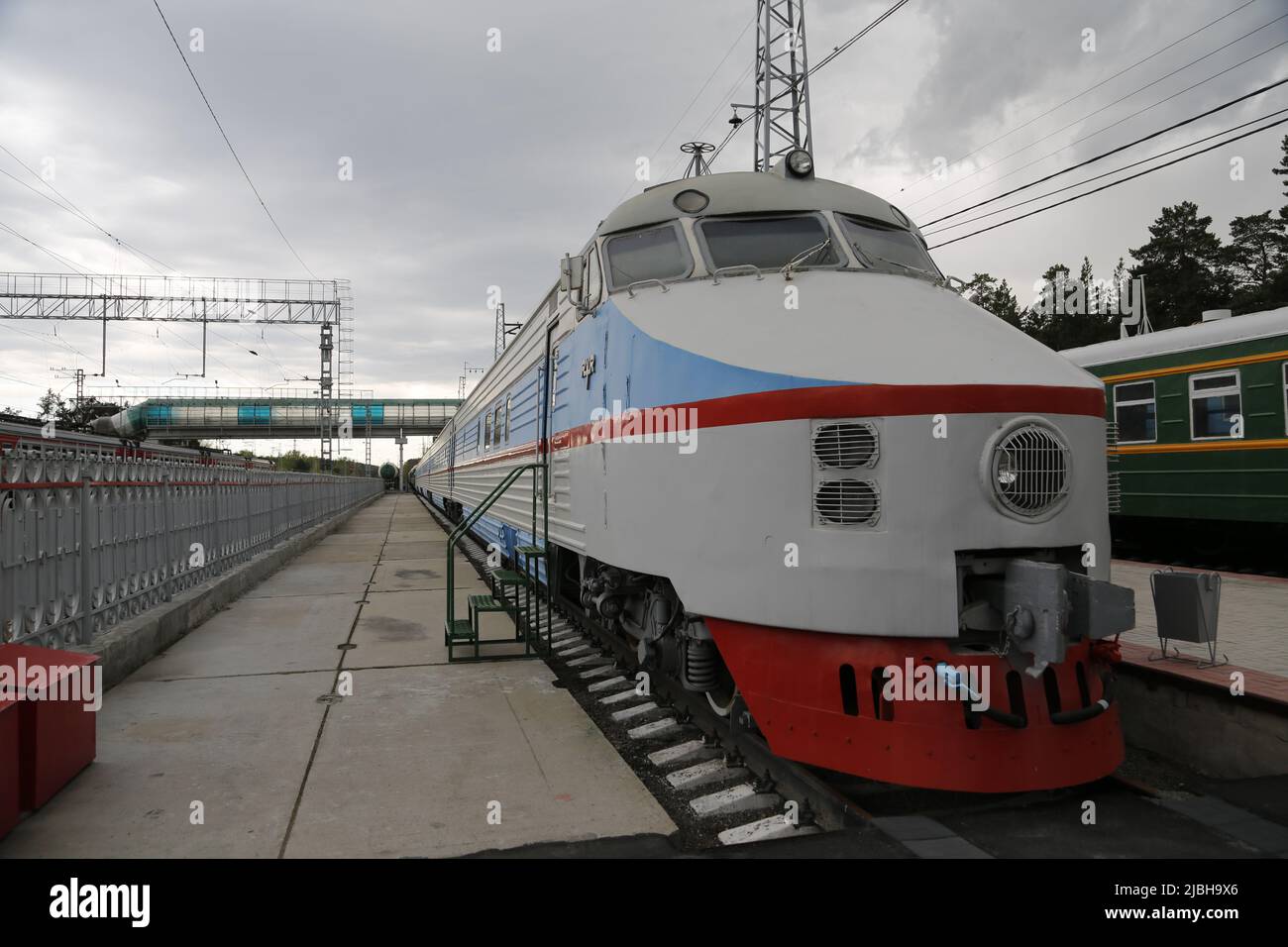 Prototyp des ersten russischen / sowjetischen Hochgeschwindigkeitszuges Sapsan (Сапсан), fotografiert im Museum für Bahntechnik Nowosibirsk, Sibirien, эр-200 Stockfoto