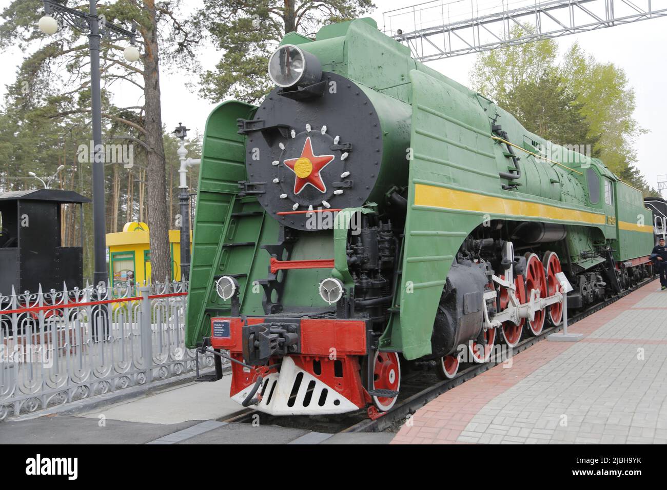 Historische russische Dampflokomotive П36 №097 / P36, fotografiert im Museum für Bahntechnik Nowosibirsk, Sibirien, Russland. Stockfoto