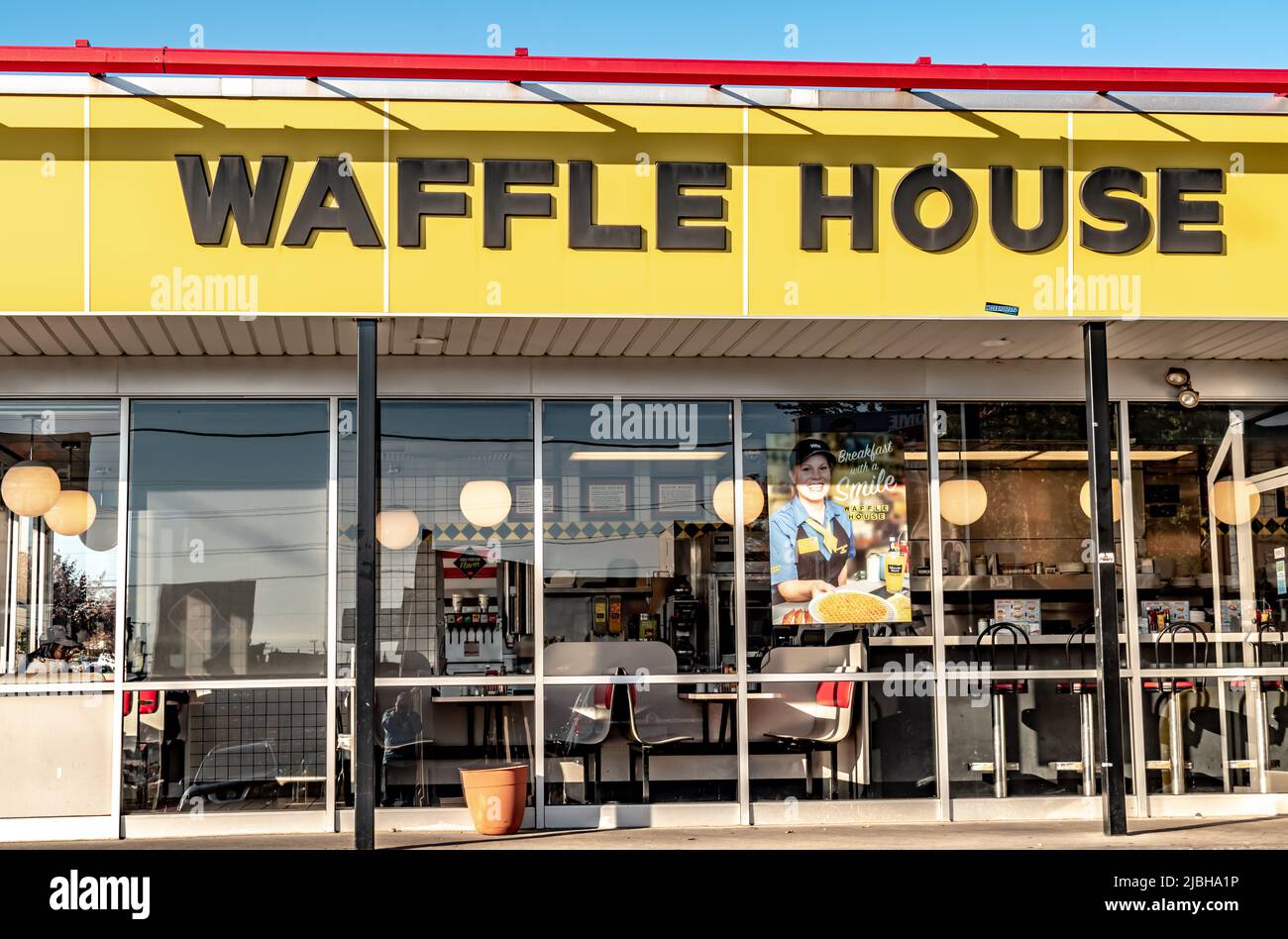 Charlotte, NC/USA - 9. November 2019: Mittlere horizontale Aufnahme der Ladenfassade des Frühstücksrestaurants „Waffle House“ mit einer Marke in frechem schwarzem Buchstaben Stockfoto