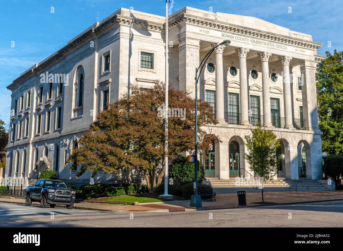 Rowan County Verwaltungsbüros Gebäude in Greco Roman Revival Architektur mit grünen Bäumen und Himmel in Salisbury, North Carolina. Stockfoto