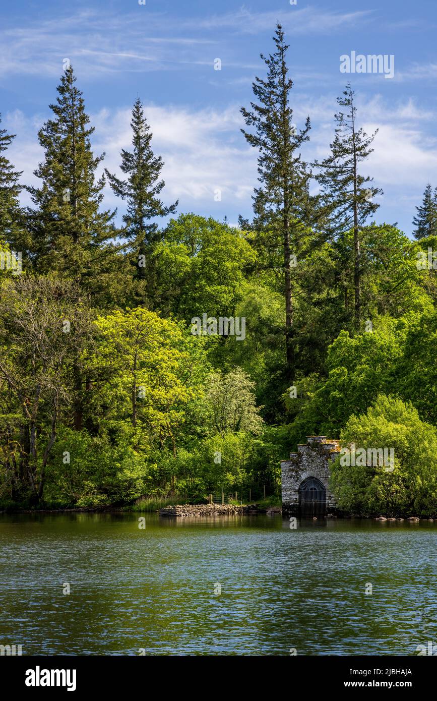 Ein Steinboathouse und Steg am westlichen Ufer von Windermere, Lake District, England Stockfoto