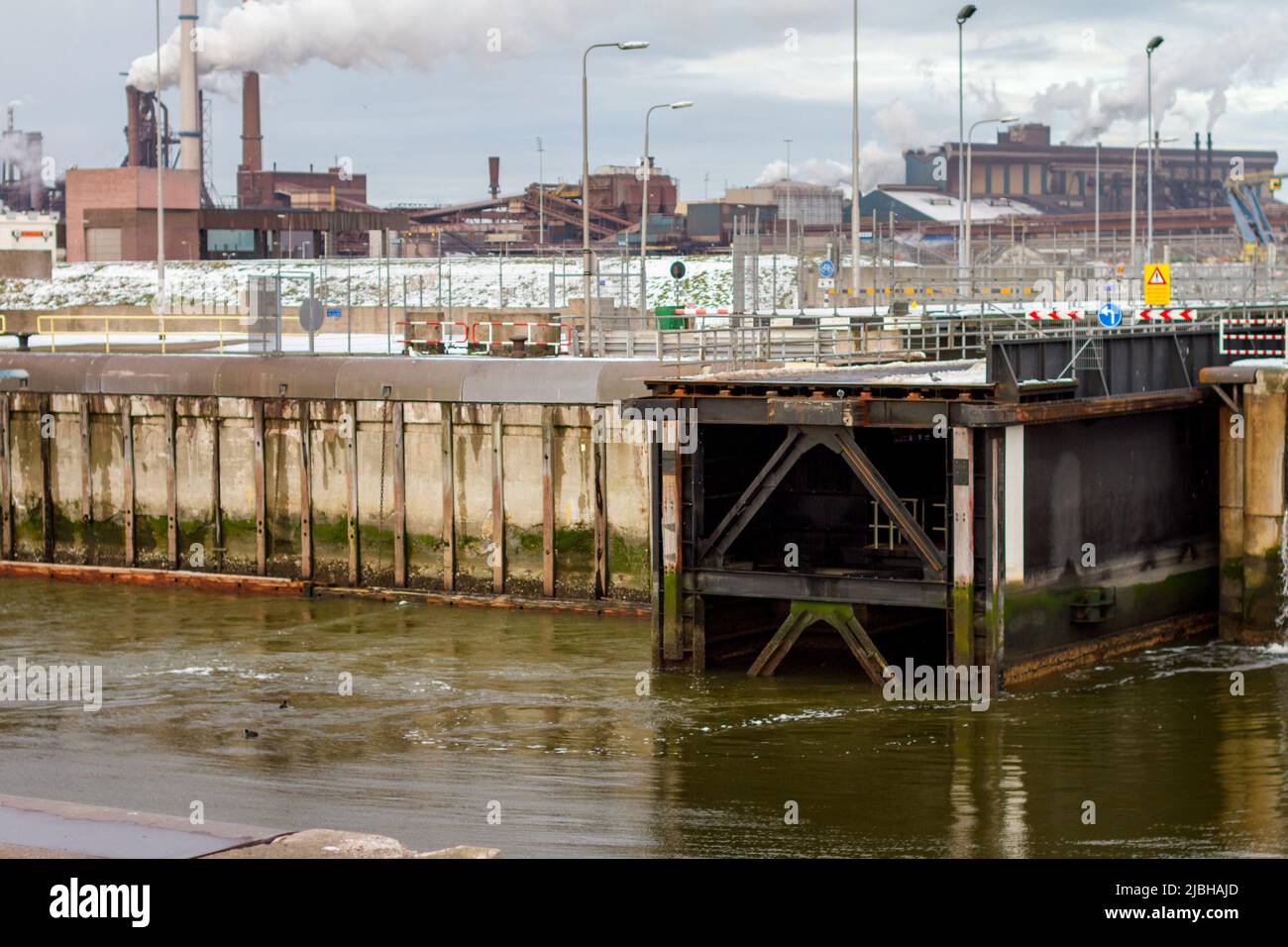 Bild des Nordseekanals und des Industriegebiets im Hintergrund Stockfoto