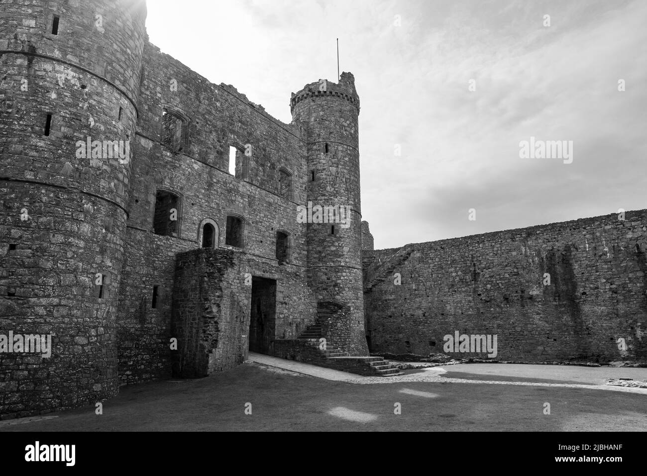 Der Innenhof und das Torhaus in Harlech Castle, Gwynedd, Nordwales. Stockfoto