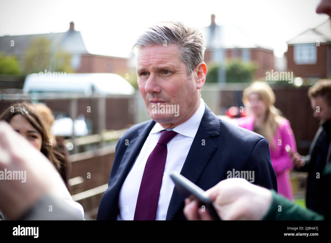 Keir Starmer spricht bei einem Besuch des SARA-Projekts im Zentrum der Heilsarmee in Sunderland in Nordostengland an die Medien. Stockfoto