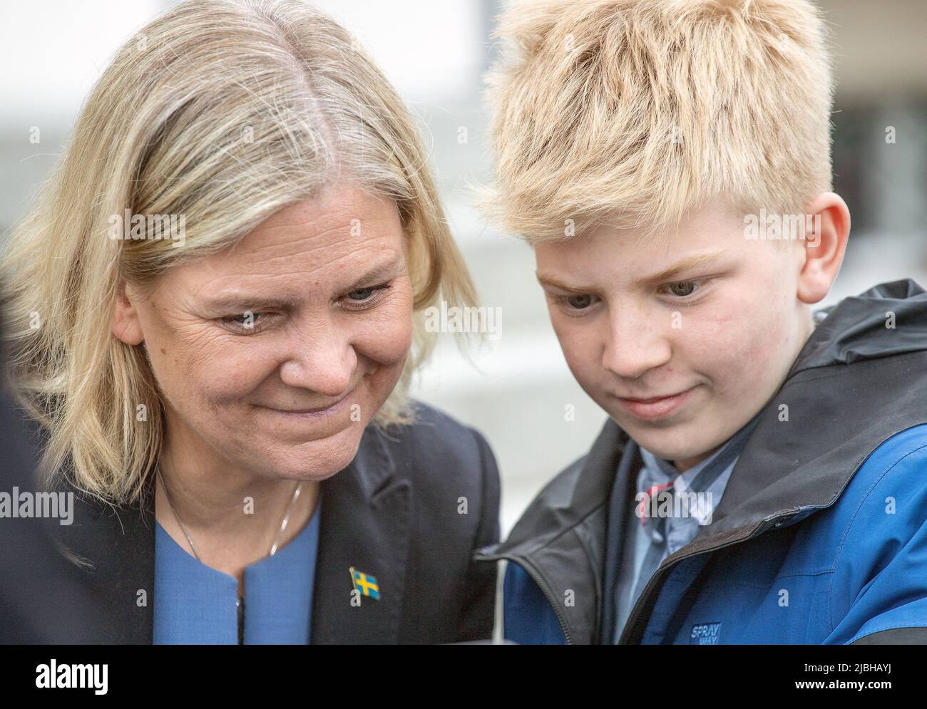 Neue Premierministerin - Schwedens erste Frau. Magdalena Andersson schreibt Autogramm an einen Jungen, stockholm schweden Foto: Bo Arrhed Stockfoto