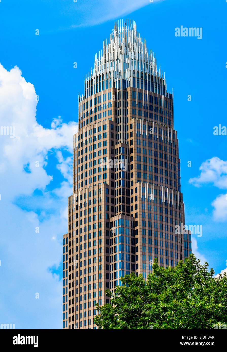 Der Hauptsitz der Bank of America, das höchste kommerzielle Hochhaus in Uptown Charlotte, North Carolina, an einem sonnigen Tag mit blauem Himmel und Wolken. Stockfoto