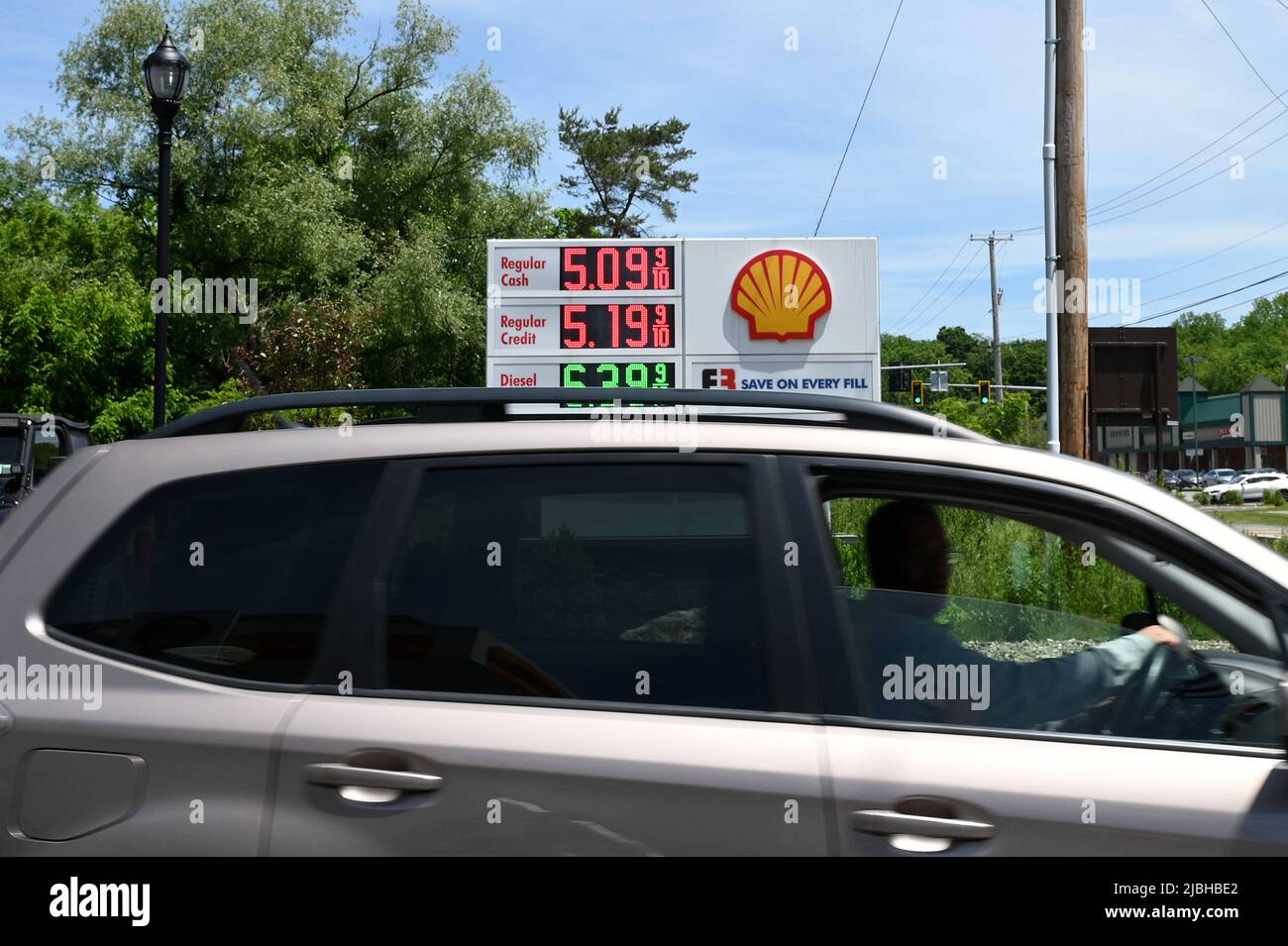 New York, USA. 05.. Juni 2022. Die Gaspreise werden an einer Shell-Tankstelle ausgeschrieben, nachdem die New Yorker Gouverneurin Kathy Hochul angekündigt hatte, dass der Staat die 16 Cent pro Gallone-Gassteuer vom 1. Juni bis zum Jahresende aussetzen werde, um niedrigere Kraftstoffkosten für Fahrer zu schaffen, Dutchess County, NY, 5. Juni 2022. Die Kosten für Treibstoff pro Gallone sind in den letzten Monaten auf nahezu Rekordpreise angestiegen, da Probleme in der Lieferkette und der anhaltende Krieg in der Ukraine die Inflation bedrohen. (Foto von Anthony Behar/Sipa USA) Quelle: SIPA USA/Alamy Live News Stockfoto