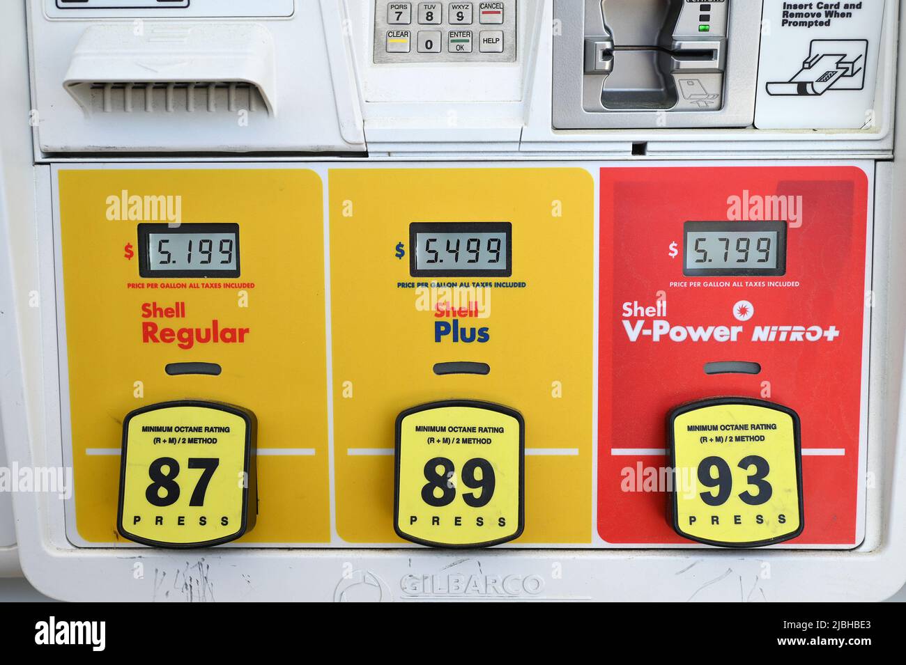 New York, USA. 05.. Juni 2022. Die Gaspreise werden an einer Shell-Tankstelle ausgeschrieben, nachdem die New Yorker Gouverneurin Kathy Hochul angekündigt hatte, dass der Staat die 16 Cent pro Gallone-Gassteuer vom 1. Juni bis zum Jahresende aussetzen werde, um niedrigere Kraftstoffkosten für Fahrer zu schaffen, Dutchess County, NY, 5. Juni 2022. Die Kosten für Treibstoff pro Gallone sind in den letzten Monaten auf nahezu Rekordpreise angestiegen, da Probleme in der Lieferkette und der anhaltende Krieg in der Ukraine die Inflation bedrohen. (Foto von Anthony Behar/Sipa USA) Quelle: SIPA USA/Alamy Live News Stockfoto