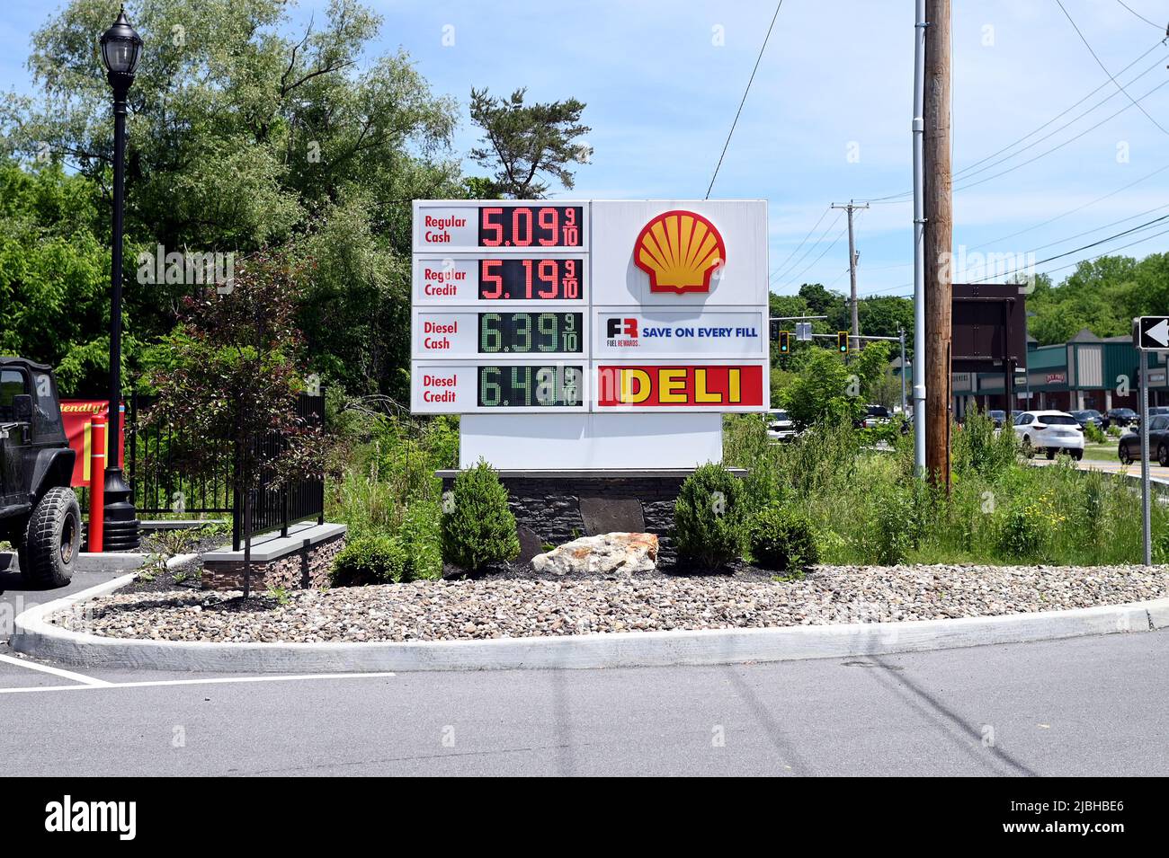 New York, USA. 05.. Juni 2022. Die Gaspreise werden an einer Shell-Tankstelle ausgeschrieben, nachdem die New Yorker Gouverneurin Kathy Hochul angekündigt hatte, dass der Staat die 16 Cent pro Gallone-Gassteuer vom 1. Juni bis zum Jahresende aussetzen werde, um niedrigere Kraftstoffkosten für Fahrer zu schaffen, Dutchess County, NY, 5. Juni 2022. Die Kosten für Treibstoff pro Gallone sind in den letzten Monaten auf nahezu Rekordpreise angestiegen, da Probleme in der Lieferkette und der anhaltende Krieg in der Ukraine die Inflation bedrohen. (Foto von Anthony Behar/Sipa USA) Quelle: SIPA USA/Alamy Live News Stockfoto
