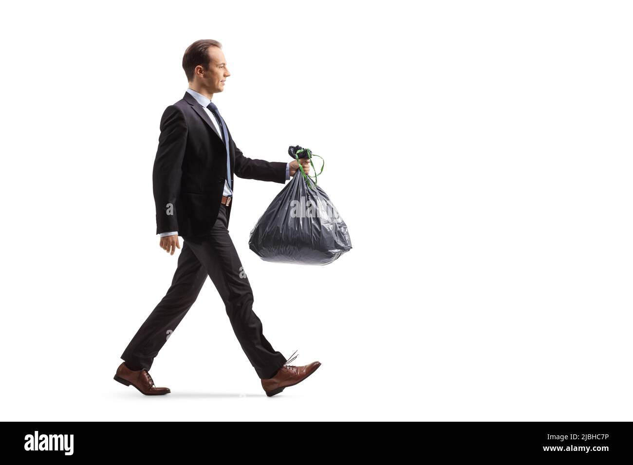 Ganzkörperaufnahme eines Geschäftsmannes, der einen Abfallbeutel auf weißem Hintergrund trägt Stockfoto