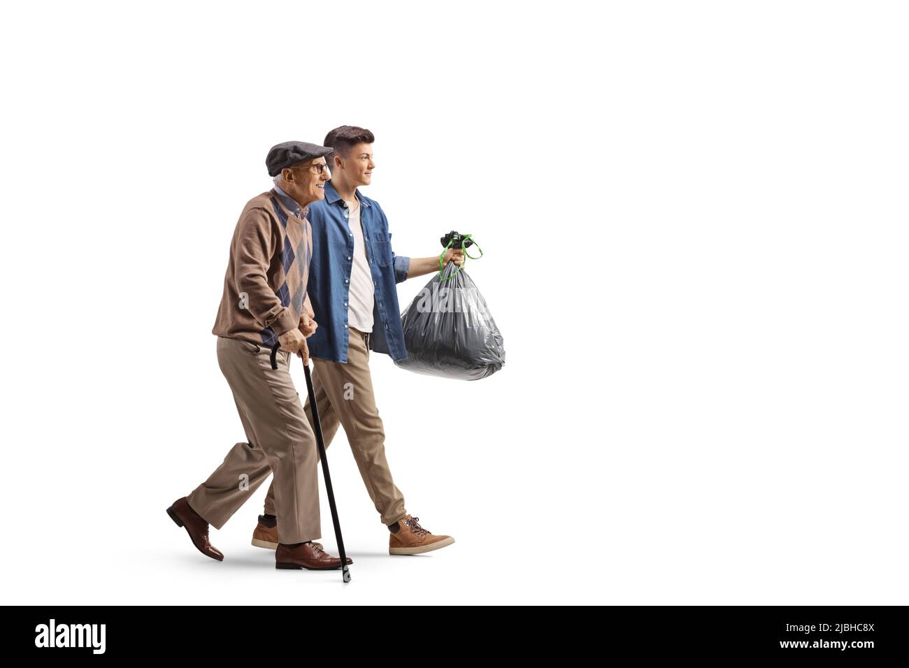 Junger und älterer Mann, der auf weißem Hintergrund isoliert einen Plastikmüllbeutel trägt Stockfoto