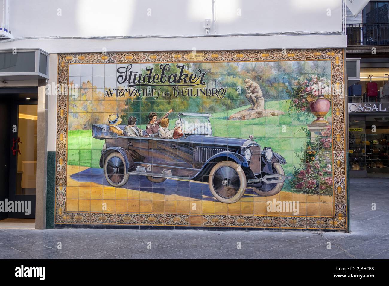 Keramikfliesen Werbung Für Studebaker Automobiles In Der Tetuan Straße, Calle Tetuán Sevilla Spanien Hergestellt Im Jahr 1924 Von Enrique Orce Mármol In Der Manue Gemacht Stockfoto