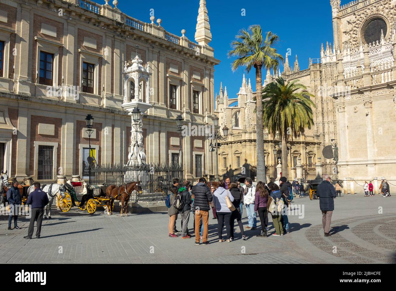 Gruppe von Touristen auf Einer geführten Tour durch Sevilla Spanien vor der Kathedrale von Sevilla Stockfoto