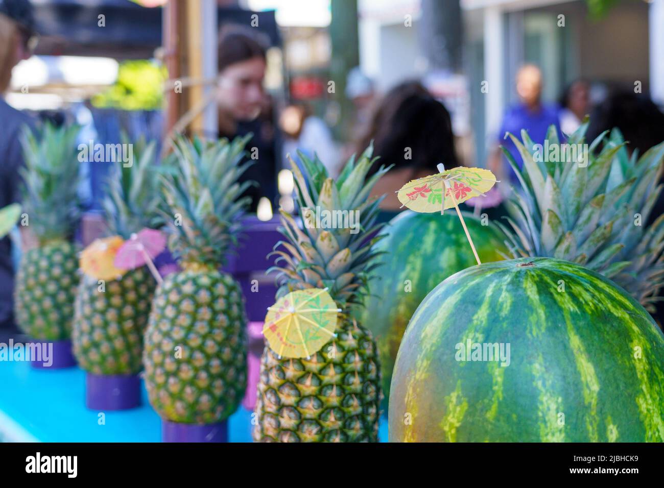 Ein Street-Food-Kiosk, der während des Do West Festivals Wassermelonen- und Ananassäfte verkauft Stockfoto