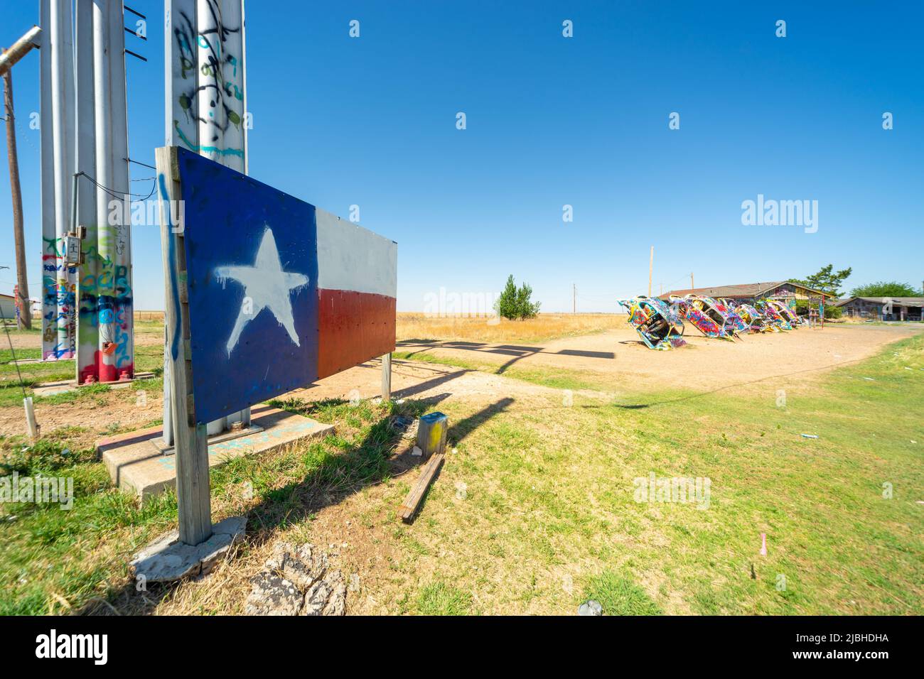 Bug Ranch, auch bekannt als VW Bug Ranch oder Slug Bug Ranch, Panhandle, TX, USA. Mehrere VW-Käfer sind mit der Nase in den Sand gepflanzt. Route 66 USA Stockfoto