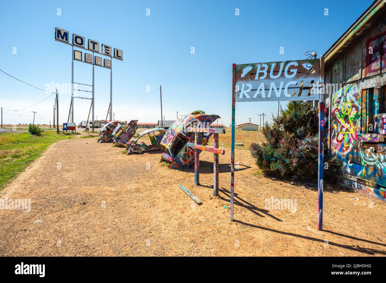 Bug Ranch, auch bekannt als VW Bug Ranch oder Slug Bug Ranch, Panhandle, TX, USA. Mehrere VW-Käfer sind mit der Nase in den Sand gepflanzt. Route 66 USA Stockfoto