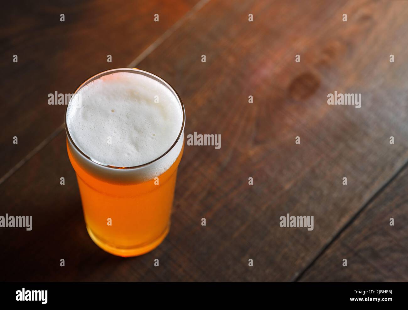 Glas Craft Beer indian Pale Ale auf einem Holztisch, Kopierraum Stockfoto