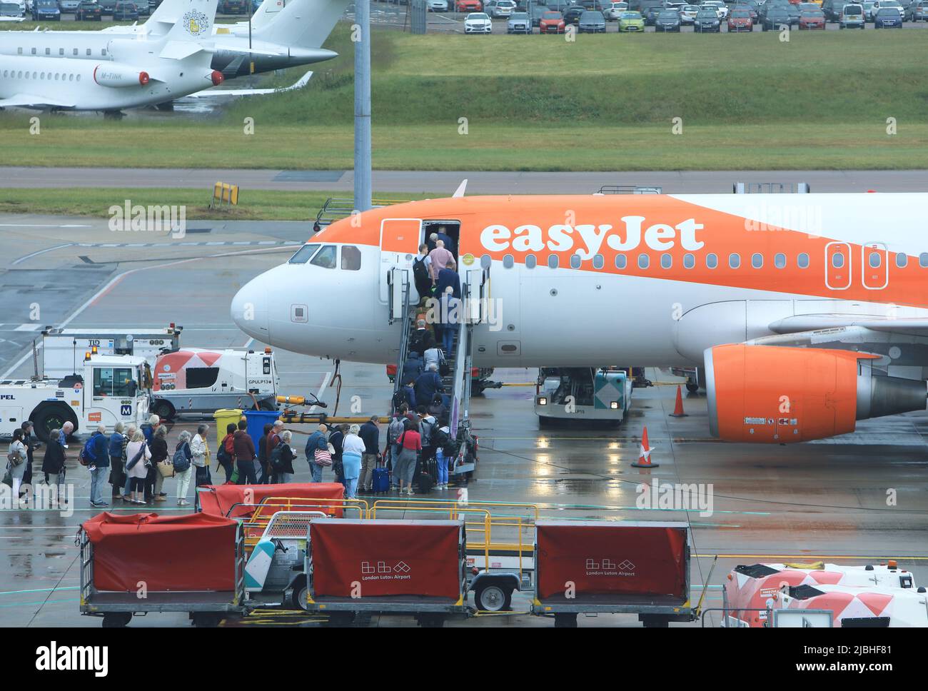 EasyJet, eines der Fluggesellschaften, das Flüge abnimmt, da die Reiseunterbrechungen im Juni 2022 andauert, mit einem Anstieg der Buchungen, aber einem Mangel an Personal, nach Covid und Brexit und IT-Problemen in Großbritannien Stockfoto