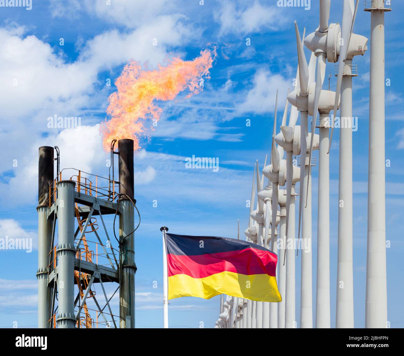 Flagge von Deutschland, Industriegas-Flare-Schornstein und Windturbinen. Fossile Brennstoffe, saubere Energie, Netto-Null, Klimawandel, globale Erwärmung... Konzept. Stockfoto
