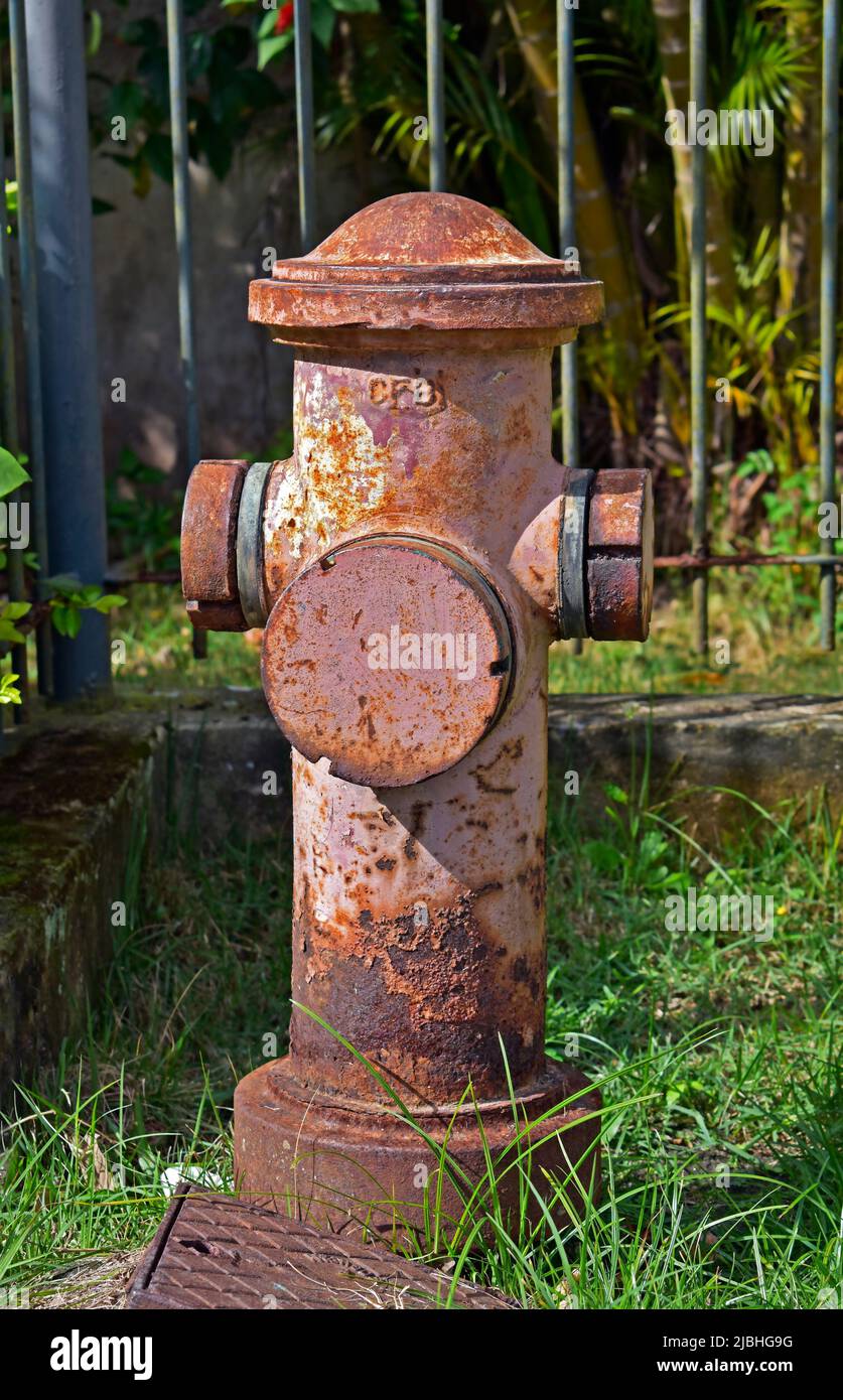 Alter Hydrant neben dem Bürgersteig einer Wohnanlage in Rio Stockfoto