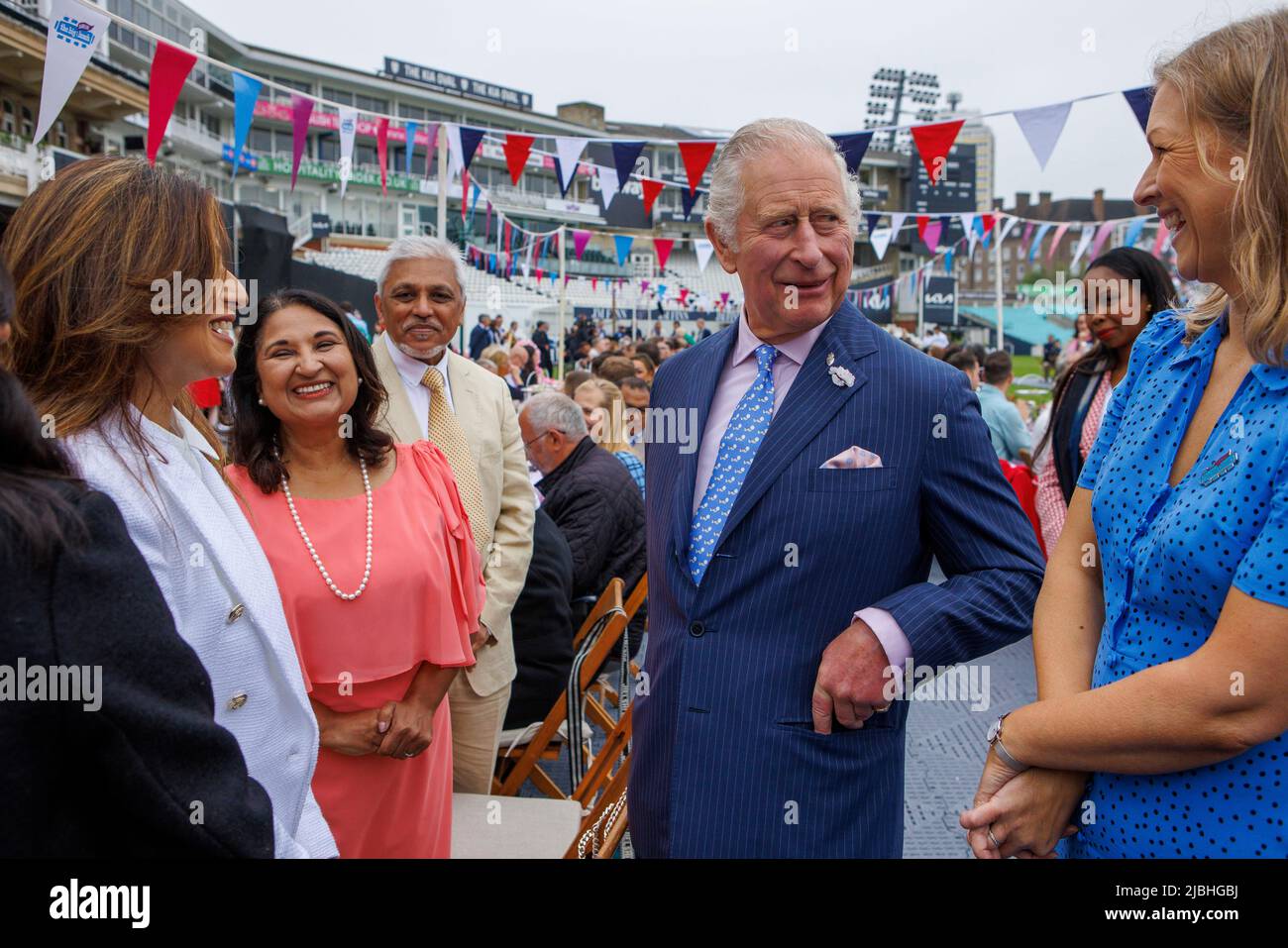 Der Prinz von Wales trifft seine Gäste beim Big Lunch auf dem Cricket-Platz im Oval, South London. Zur Feier der Platin-Feier Ihrer Majestät der Königin Stockfoto