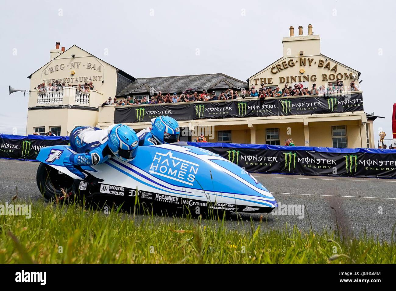 Douglas, Isle Of Man. 19. Januar 2022. Ben Birchall/Tom Birchall (600 LCR Honda) vertreten das Haith Honda Team auf dem Weg zum Gewinn des 3Wheeling.Media Sidecar TT Race auf der Isle of man, Douglas, Isle of man am 6. Juni 2022. Foto von David Horn/Prime Media Images Kredit: Prime Media Images/Alamy Live News Stockfoto