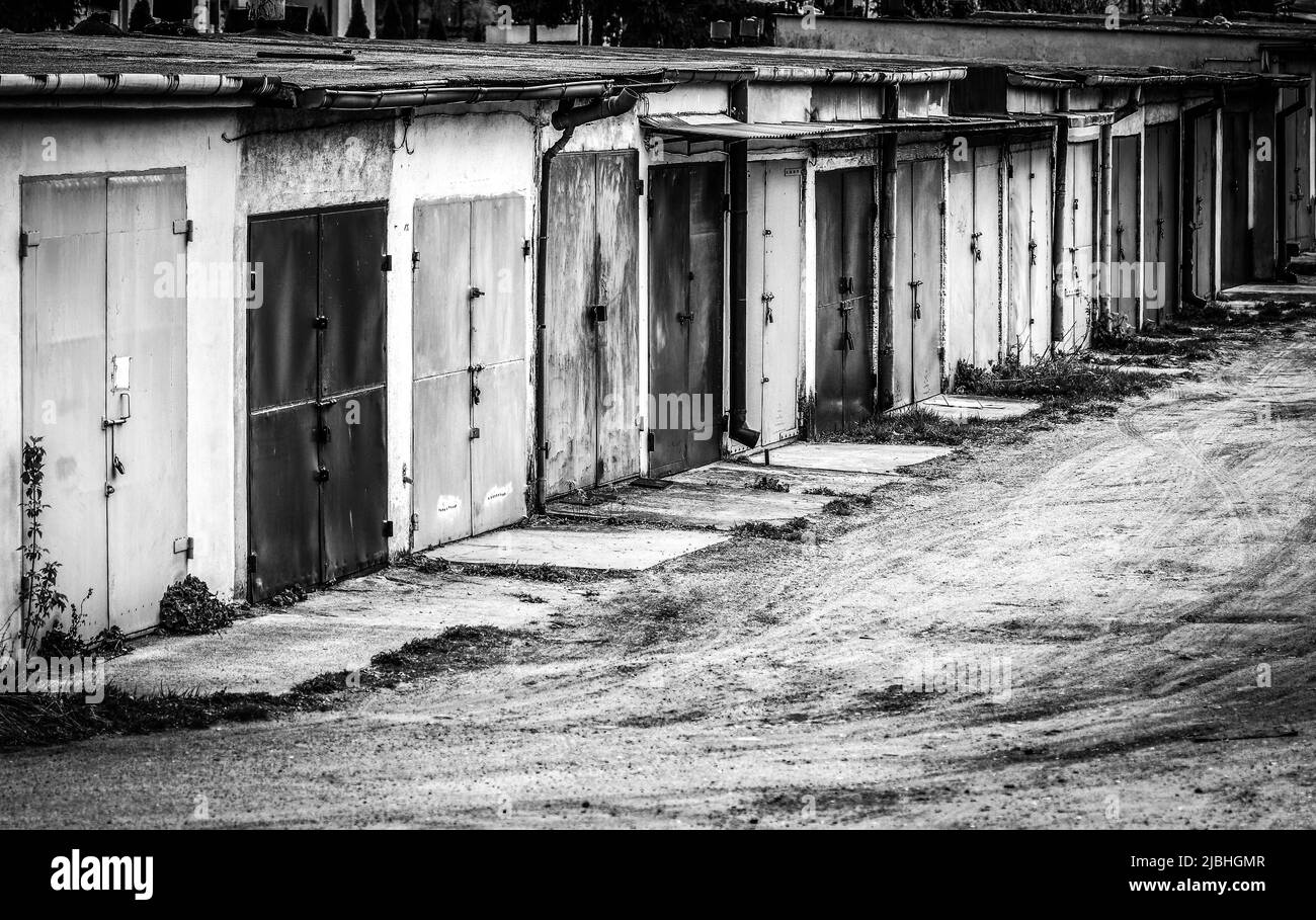 Reihe von Garagen zur Miete mit verschiedenen Türen, schwarz-weiß Bild Stockfoto