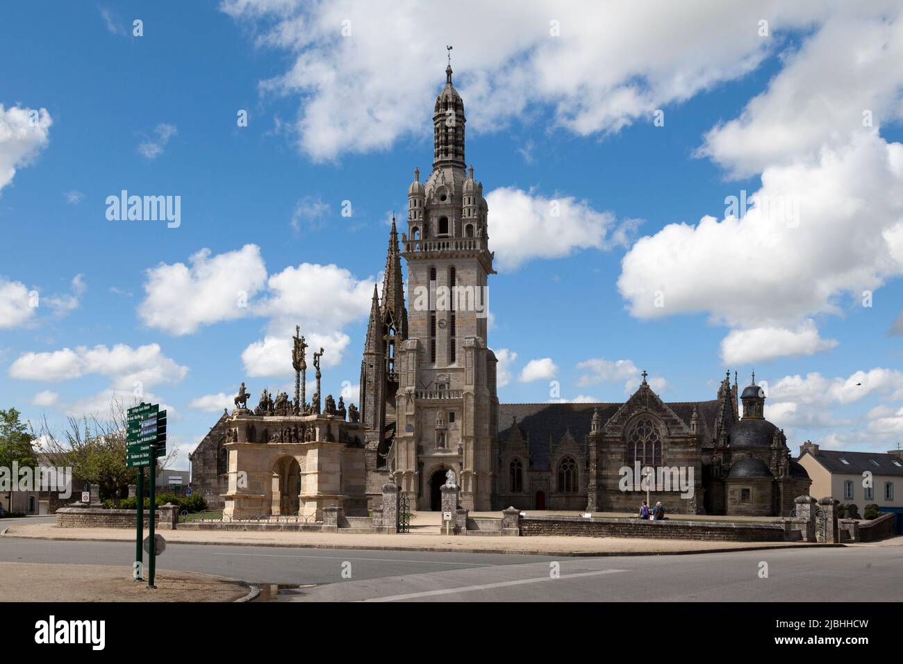 Die Pfarrkirche von Pleyben vereint die Kirche Saint-Germain, den monumentalen kalvarienberg, das Beinhaus und den Triumphbogen. Stockfoto