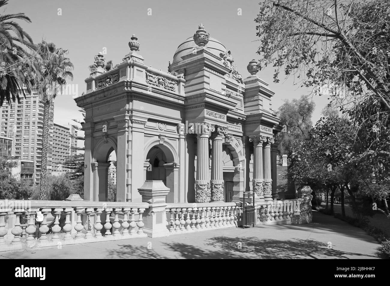 Kunstvoller Eingang zum Santa Lucia Hill Public Park mit dem Neptunbrunnen, Downtown Santiago, Chile in Monochrome Stockfoto