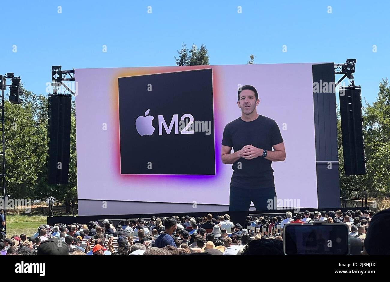 Cupertino, USA. 06.. Juni 2022. John Ternus, Apple Senior Vice President of Hardware Engineering, stellt den neuen m2 Mikroprozessor auf der WWDC 2022 Entwicklerkonferenz von Apple am Hauptsitz des Unternehmens, Apple Park, in Cupertino vor. Das Chip-System soll mehr Leistung bieten als Apples erster M1-Chip, selbst bei gleichem Stromverbrauch. Unter anderem verfügt der m2 über ein Viertel mehr Transistoren. Quelle: Christoph Dernbach/dpa/Alamy Live News Stockfoto