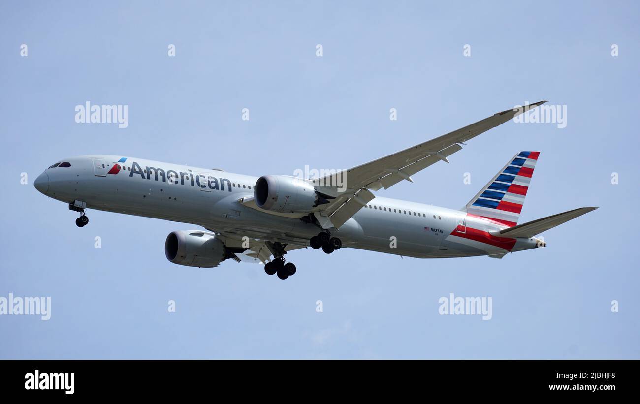 American Airlines Boeing 787 Dreamliner bereitet sich auf die Landung am Chicago O'Hare International Airport vor. Stockfoto