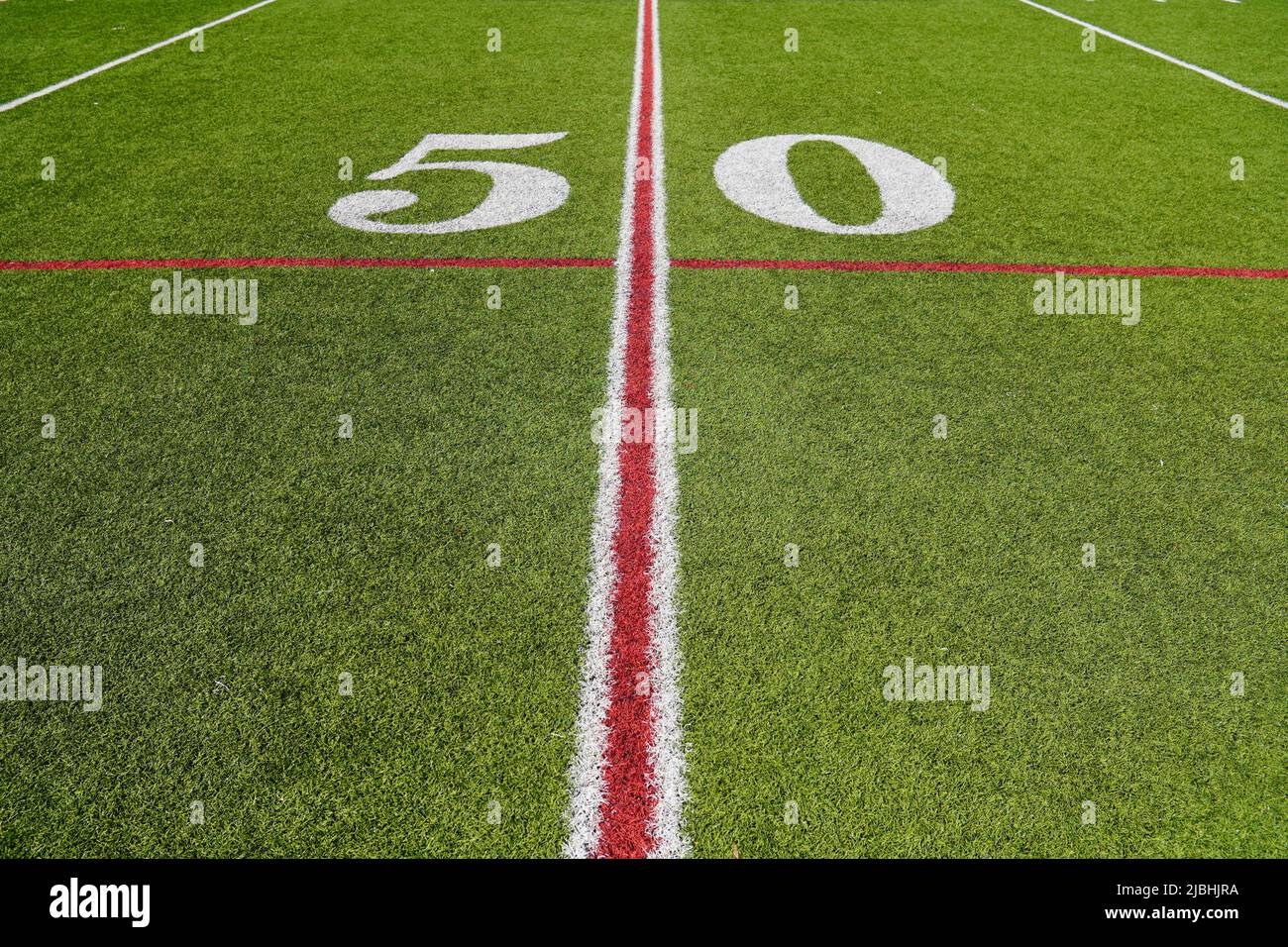 Blick auf die 50-Meter-Linie auf einem American Football-Feld mit Kunstrasen Stockfoto