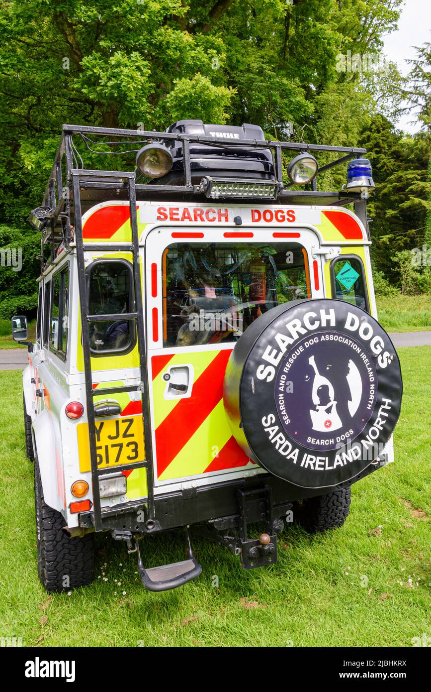 Castlewellan, Nordirland. 06/06/2022. DAERA-Minister Edwin Poots besuchte den Castlewellan Forest Park, um ein neues Allradfahrzeug zu sehen, das die Search and Rescue Dogs Association Ireland North (SARDA) beim Zugang zu schwer erreichbaren Gebieten unterstützen wird, und traf eine Reihe von Arbeits- und Rettungshunden. Stockfoto