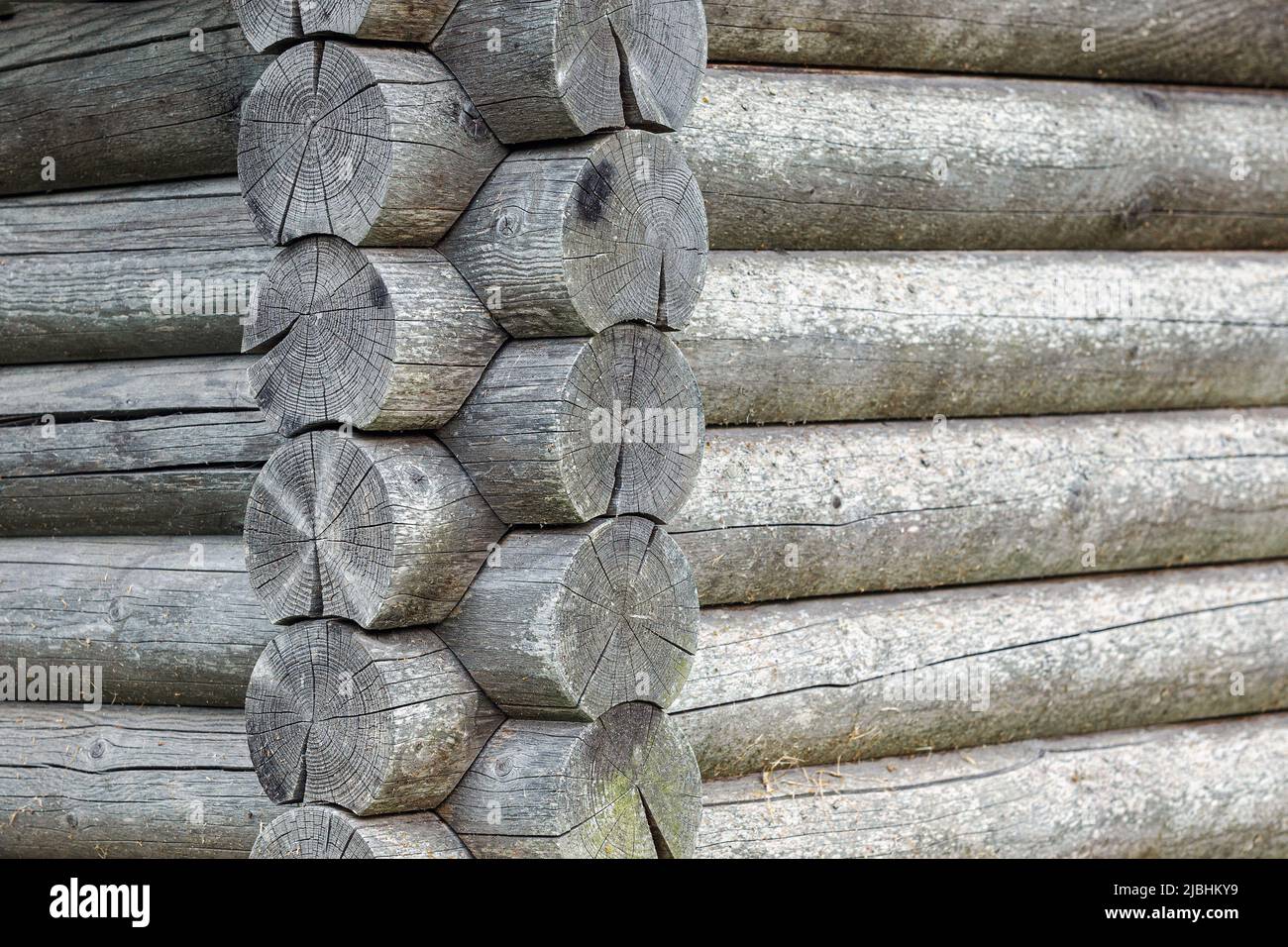 Alte graue Scheune oder Bauernhaus. Mit ein paar Schatten und schönen alten Holz. Horizontales Foto. Eine Blockwand aus Holzhaus. Stockfoto