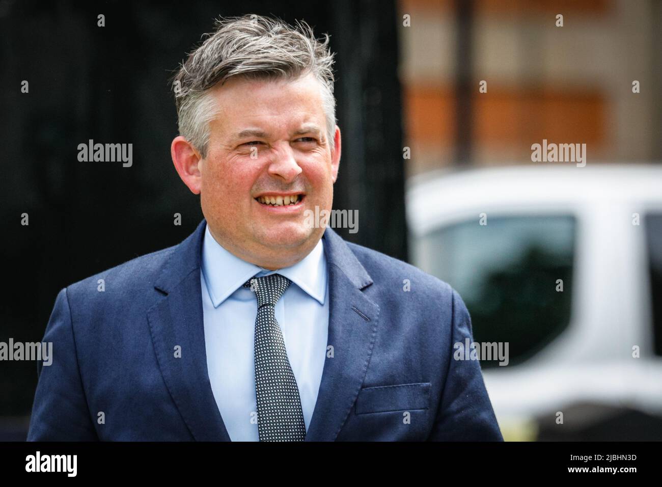 Westminster, London, Großbritannien. 06.. Juni 2022. Johnathan Ashworth, Parlamentsabgeordneter, Schattenminister der Labour Party für Arbeit und Pensionen, zu College Green für Interviews. Der Bereich außerhalb des Parlaments ist heute mit Journalisten, Fotografen und Kamerateams beschäftigt, die Politiker und Berichterstatter interviewen möchten. Das Vertrauensvotum für Premierminister Boris Johnson soll heute zwischen 6 und 8pm Uhr stattfinden. Kredit: Imageplotter/Alamy Live Nachrichten Stockfoto