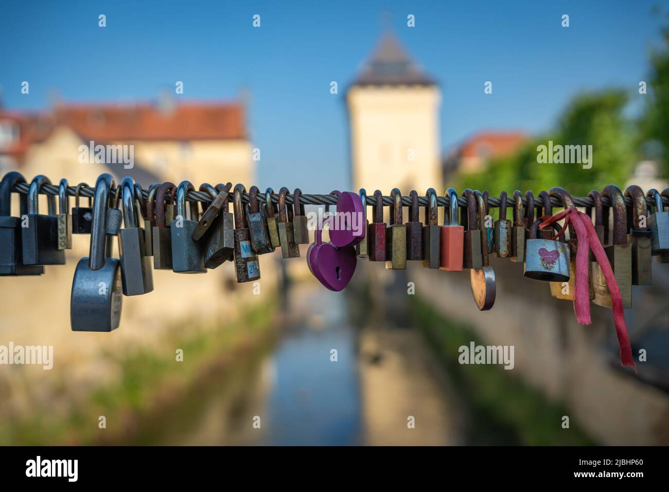 Ein Liebesschlösser an das Netz befestigt, Vorhängeschlösser auf der Brücke in der Stadt Valkenburg in Provice Limburg, selektive Fokus Stockfoto