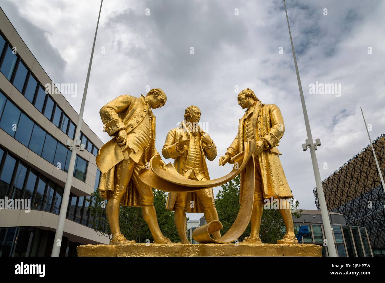 Matthew Boulton, James Watt und William Murdoch sind in Boulton, Watt und Murdoch dargestellt, einer vergoldeten Bronzestatue auf dem Centenary Square, Birmingham, Großbritannien. Stockfoto