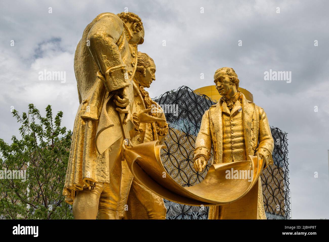 Matthew Boulton, James Watt und William Murdoch sind in Boulton, Watt und Murdoch dargestellt, einer vergoldeten Bronzestatue auf dem Centenary Square, Birmingham, Großbritannien. Stockfoto