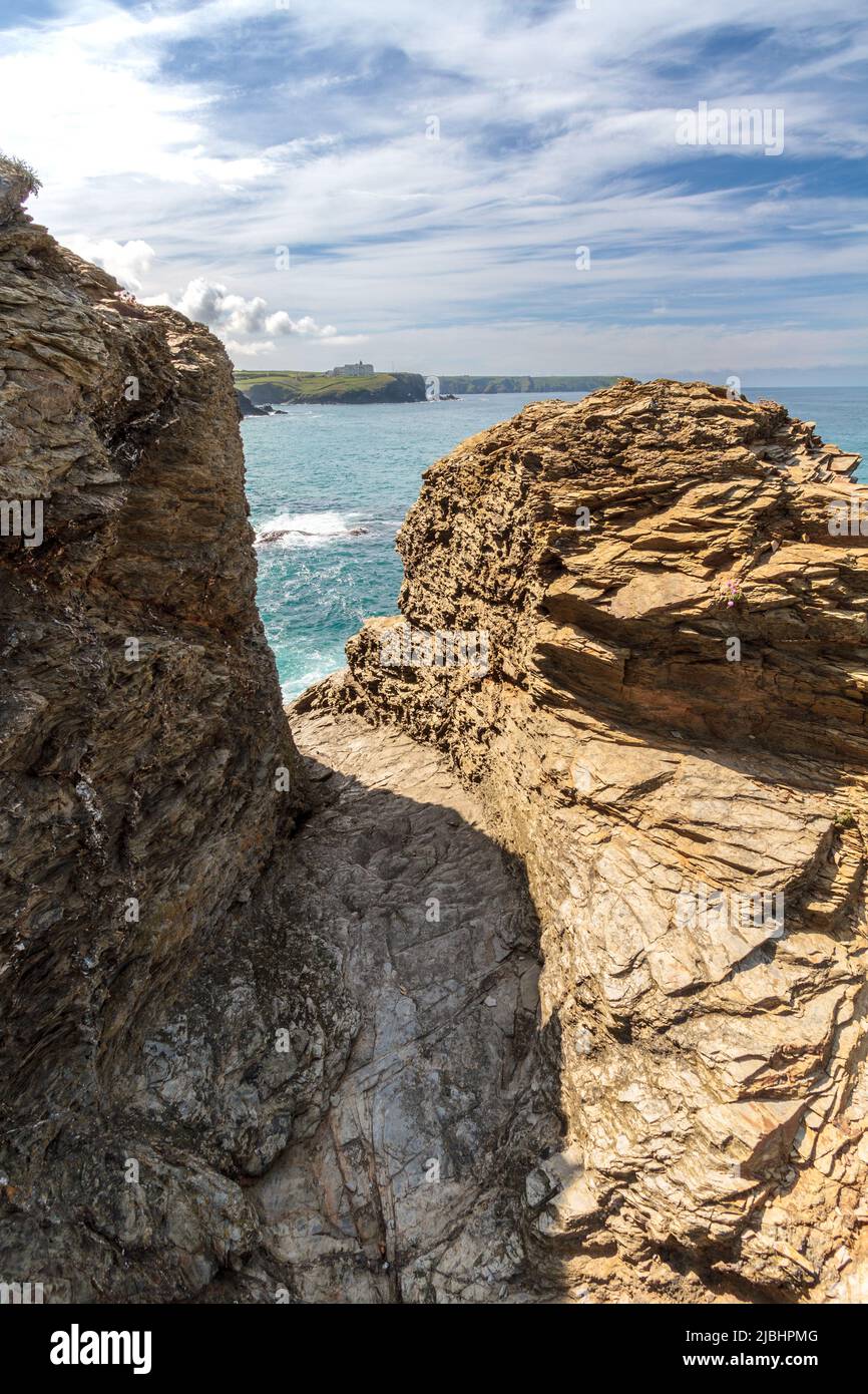 Es scheint ein von Menschen geschaffter Pfad zu sein, der durch den Felsen auf der Landzunge zwischen Dollar Cove und Church Cove geschnitten wurde Stockfoto