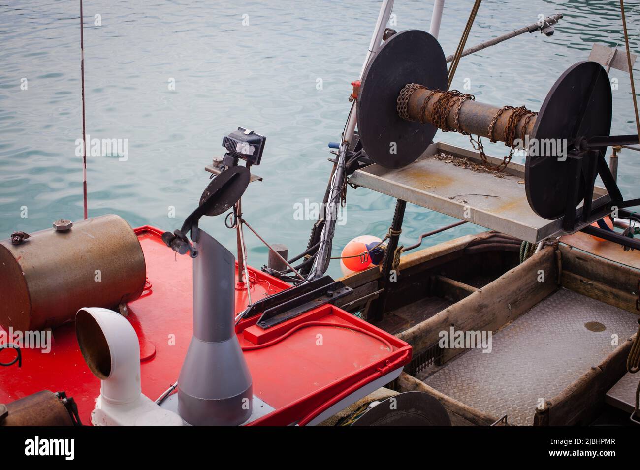 Gewerbliche Küstenfischereischiffe: Kleine Trawler und Netzschiffe. Timaru Wharf, Südinsel Neuseeland. Stockfoto