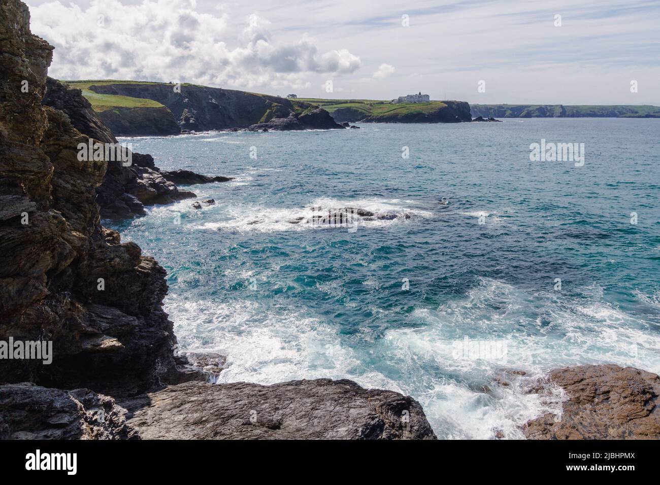 Blick von der Church Cove Landzunge in Richtung Poldhu, Cornwall mit sanftem türkisem Meer Stockfoto
