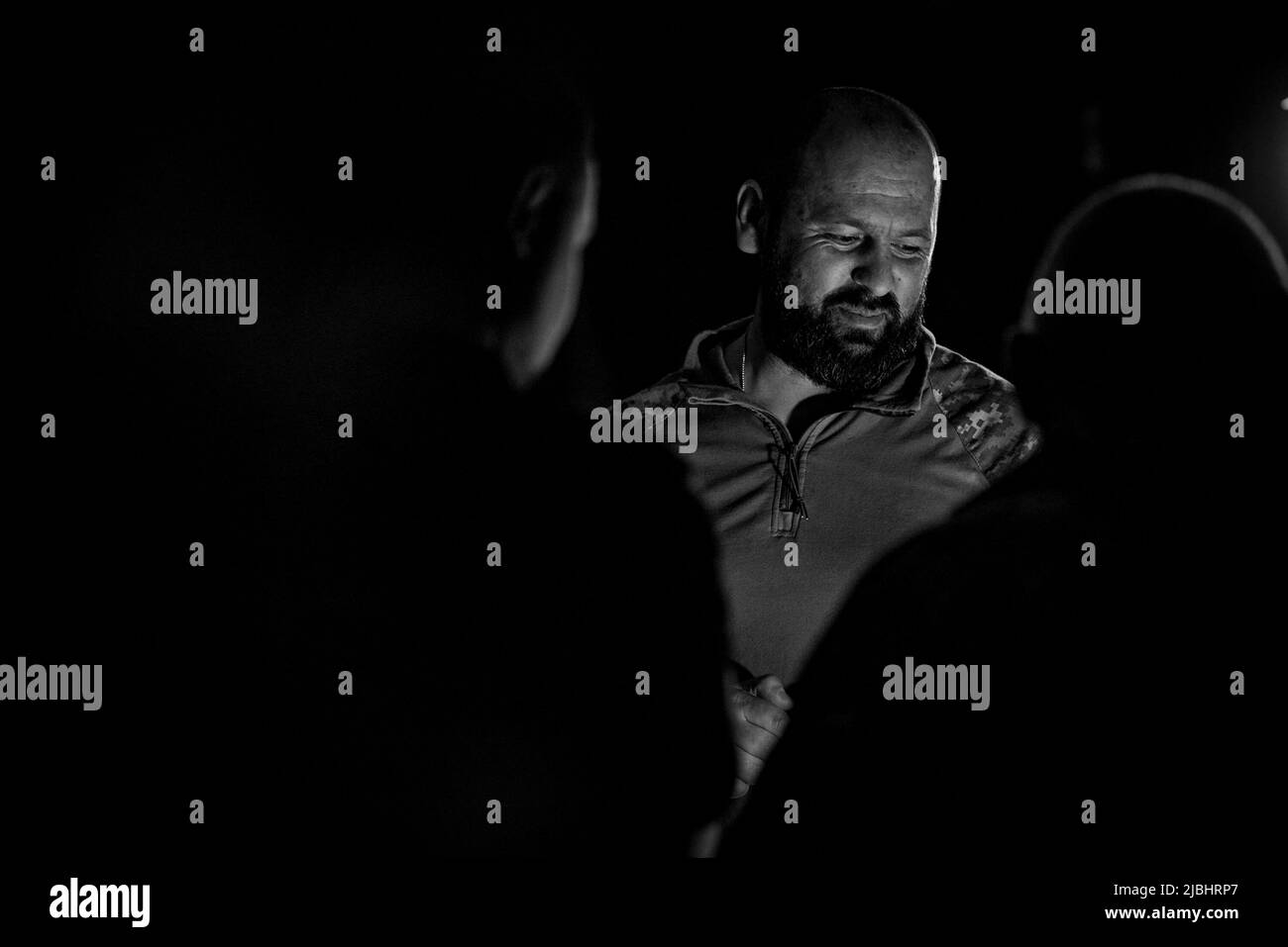 Der ukrainische Präsident Wolodymyr Zelenski besucht die Regionen Saporischschschja, Donezk und Luhansk, wo er die Pläne mit dem Sicherheitsdienst durchsah und sich mit der lokalen Polizei, der regionalen Staatsverwaltung und den übrigen Bürgermeistern traf. Zelensky traf sich auch mit den Bewohnern von Mariupol, die die Stadt lebend und mit Kindern verlassen konnten. Hier wurden sie von Khortyzja, menschlich und herzlich empfangen. Foto: Ukraine President's Office Stockfoto