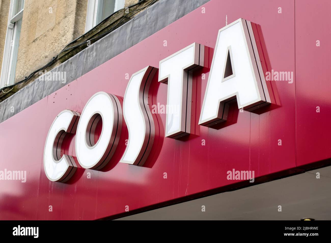 Warminster, Wiltshire, Großbritannien - 12 2014. Oktober: Ein Costa Coffee Storefront Sign in Warminster, Wiltshire, England, Großbritannien Stockfoto