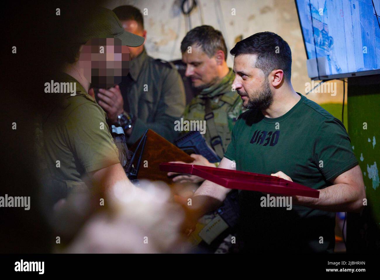 Der ukrainische Präsident Wolodymyr Zelenski besucht die Regionen Saporischschschja, Donezk und Luhansk, wo er die Pläne mit dem Sicherheitsdienst durchsah und sich mit der lokalen Polizei, der regionalen Staatsverwaltung und den übrigen Bürgermeistern traf. Zelensky traf sich auch mit den Bewohnern von Mariupol, die die Stadt lebend und mit Kindern verlassen konnten. Hier wurden sie von Khortyzja, menschlich und herzlich empfangen. Foto: Ukraine President's Office Stockfoto