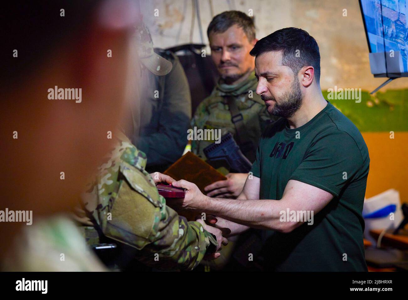Der ukrainische Präsident Wolodymyr Zelenski besucht die Regionen Saporischschschja, Donezk und Luhansk, wo er die Pläne mit dem Sicherheitsdienst durchsah und sich mit der lokalen Polizei, der regionalen Staatsverwaltung und den übrigen Bürgermeistern traf. Zelensky traf sich auch mit den Bewohnern von Mariupol, die die Stadt lebend und mit Kindern verlassen konnten. Hier wurden sie von Khortyzja, menschlich und herzlich empfangen. Foto: Ukraine President's Office Stockfoto