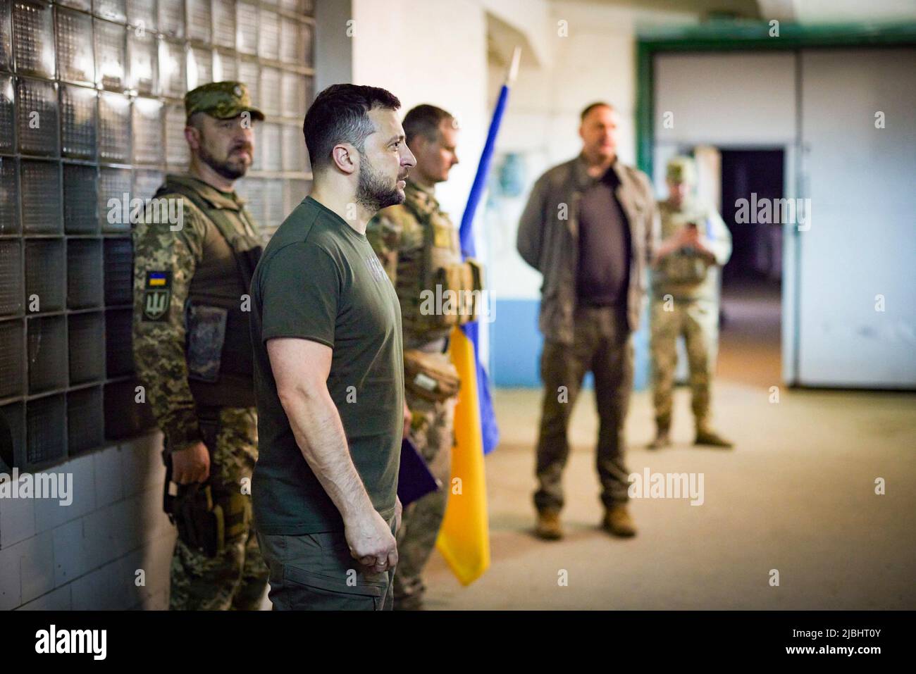 Der ukrainische Präsident Wolodymyr Zelenski besucht die Regionen Saporischschschja, Donezk und Luhansk, wo er die Pläne mit dem Sicherheitsdienst durchsah und sich mit der lokalen Polizei, der regionalen Staatsverwaltung und den übrigen Bürgermeistern traf. Zelensky traf sich auch mit den Bewohnern von Mariupol, die die Stadt lebend und mit Kindern verlassen konnten. Hier wurden sie von Khortyzja, menschlich und herzlich empfangen. Foto: Ukraine President's Office Stockfoto