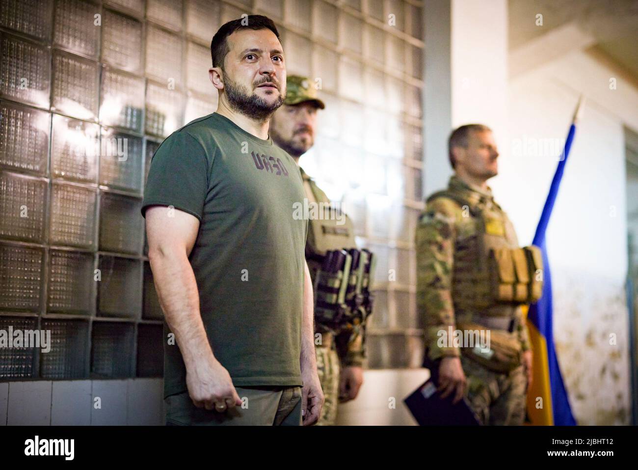 Der ukrainische Präsident Wolodymyr Zelenski besucht die Regionen Saporischschschja, Donezk und Luhansk, wo er die Pläne mit dem Sicherheitsdienst durchsah und sich mit der lokalen Polizei, der regionalen Staatsverwaltung und den übrigen Bürgermeistern traf. Zelensky traf sich auch mit den Bewohnern von Mariupol, die die Stadt lebend und mit Kindern verlassen konnten. Hier wurden sie von Khortyzja, menschlich und herzlich empfangen. Foto: Ukraine President's Office Stockfoto